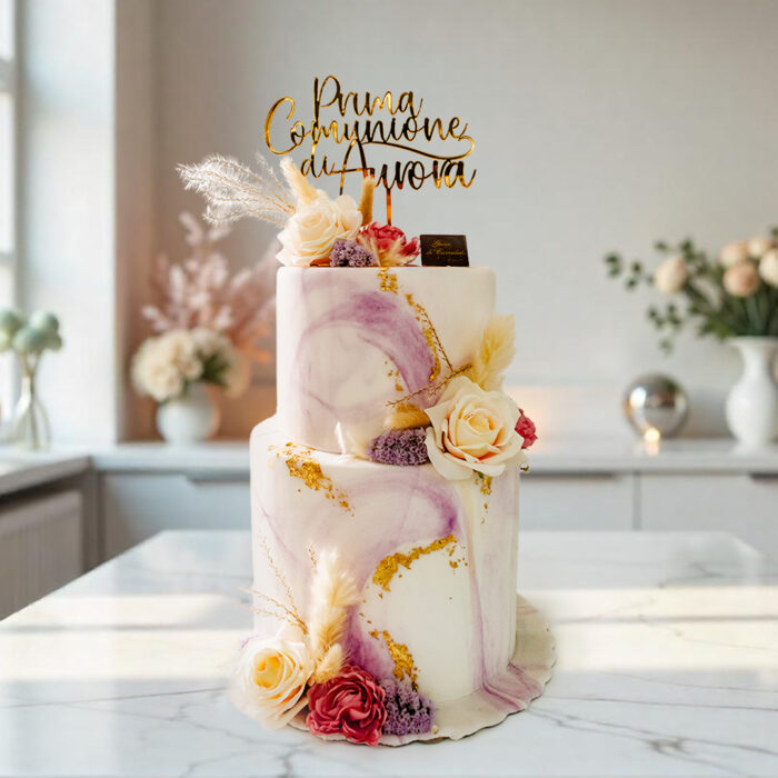 Scopri la Torta Prima Comunione di Gocce di Cioccolato, una torta a due piani con eleganti richiami violacei e decorazioni di fiori.